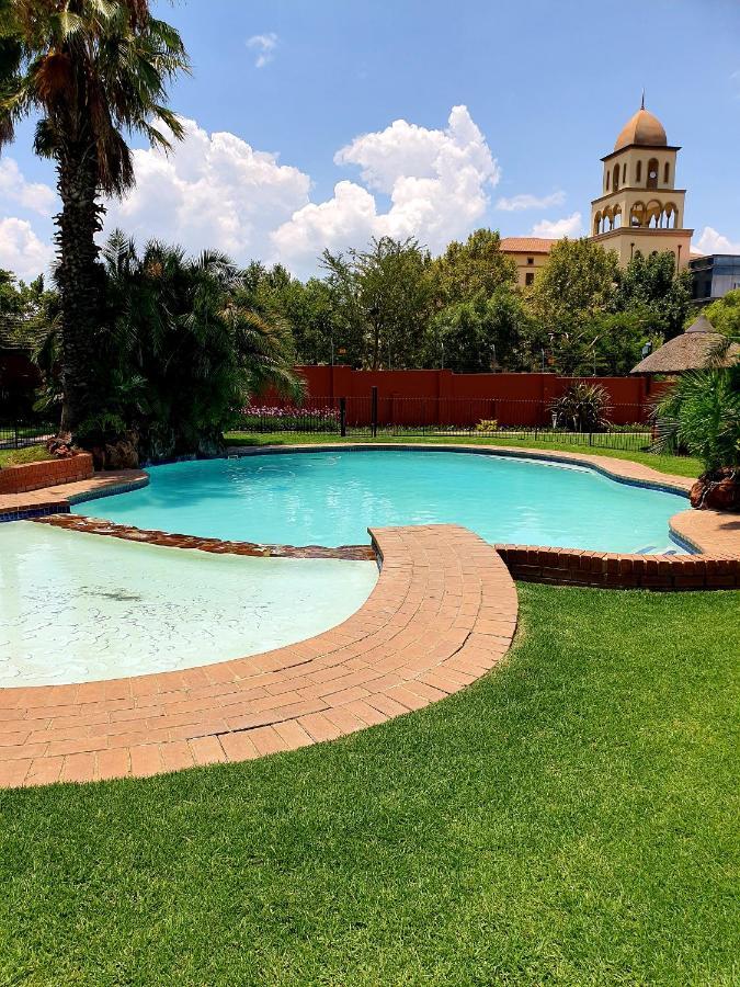 Merry Monte Casino Lodge House In Fourways Сэндтон Экстерьер фото